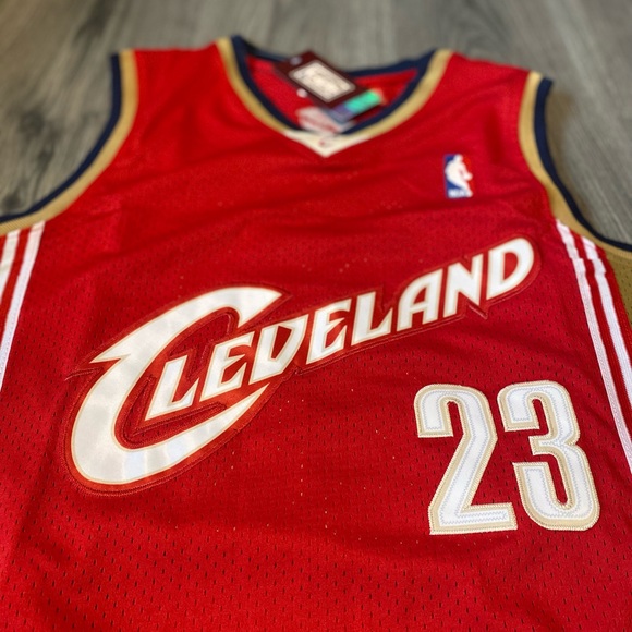 Lebron James Cleveland Cavaliers Jersey - Picture 3 of 4